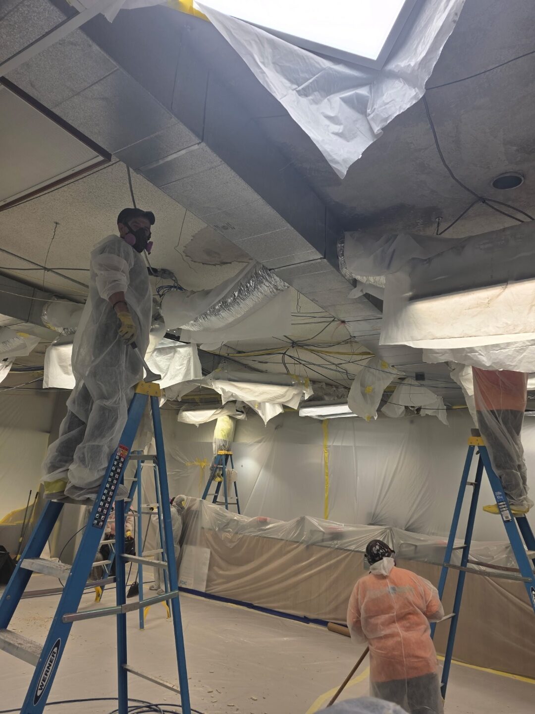 Multi-crew overhead asbestos abatement in containment